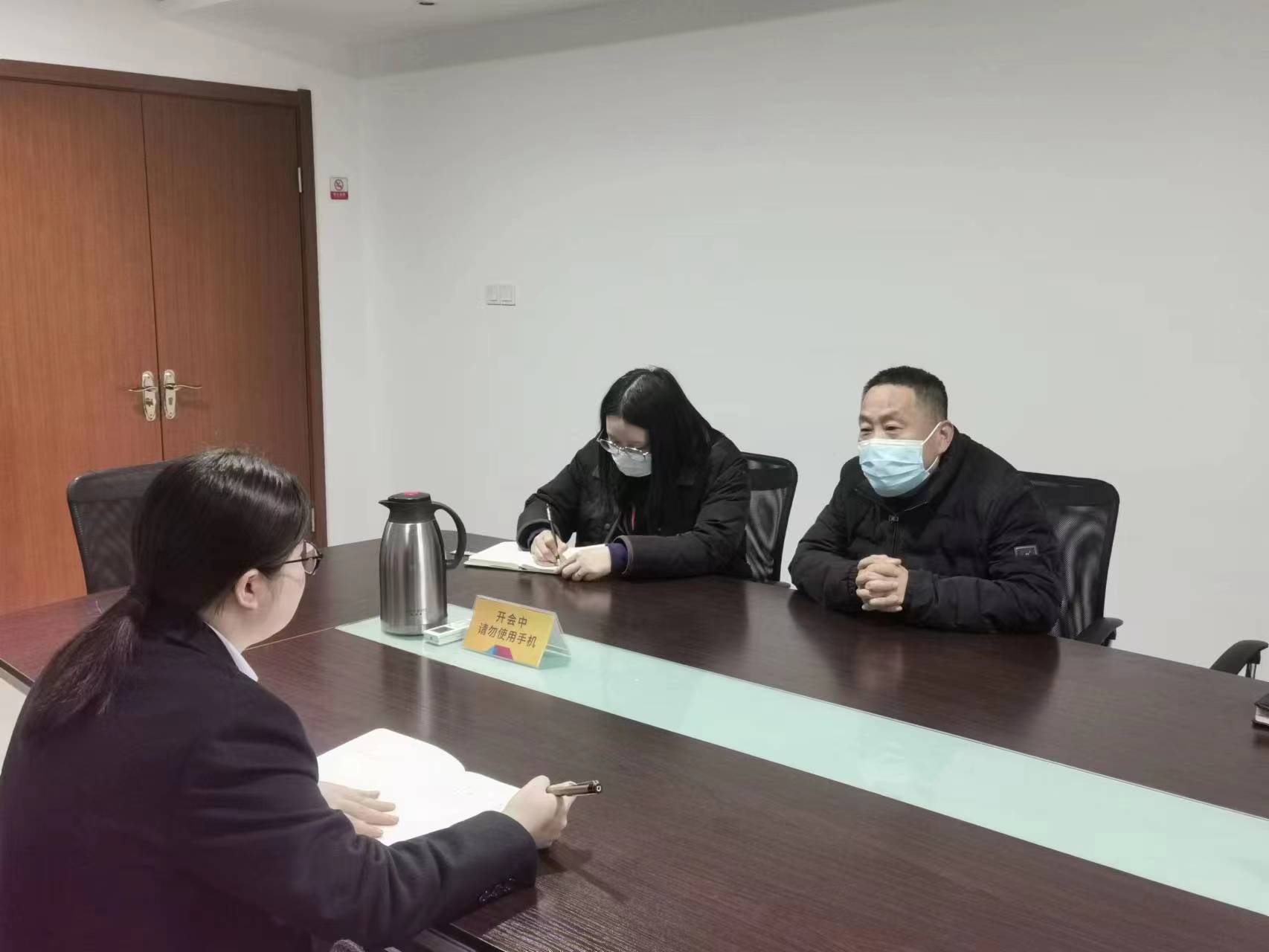 上塘街道總工會(huì)副主席白瑜琦走訪(fǎng)水晶城工會(huì)工作