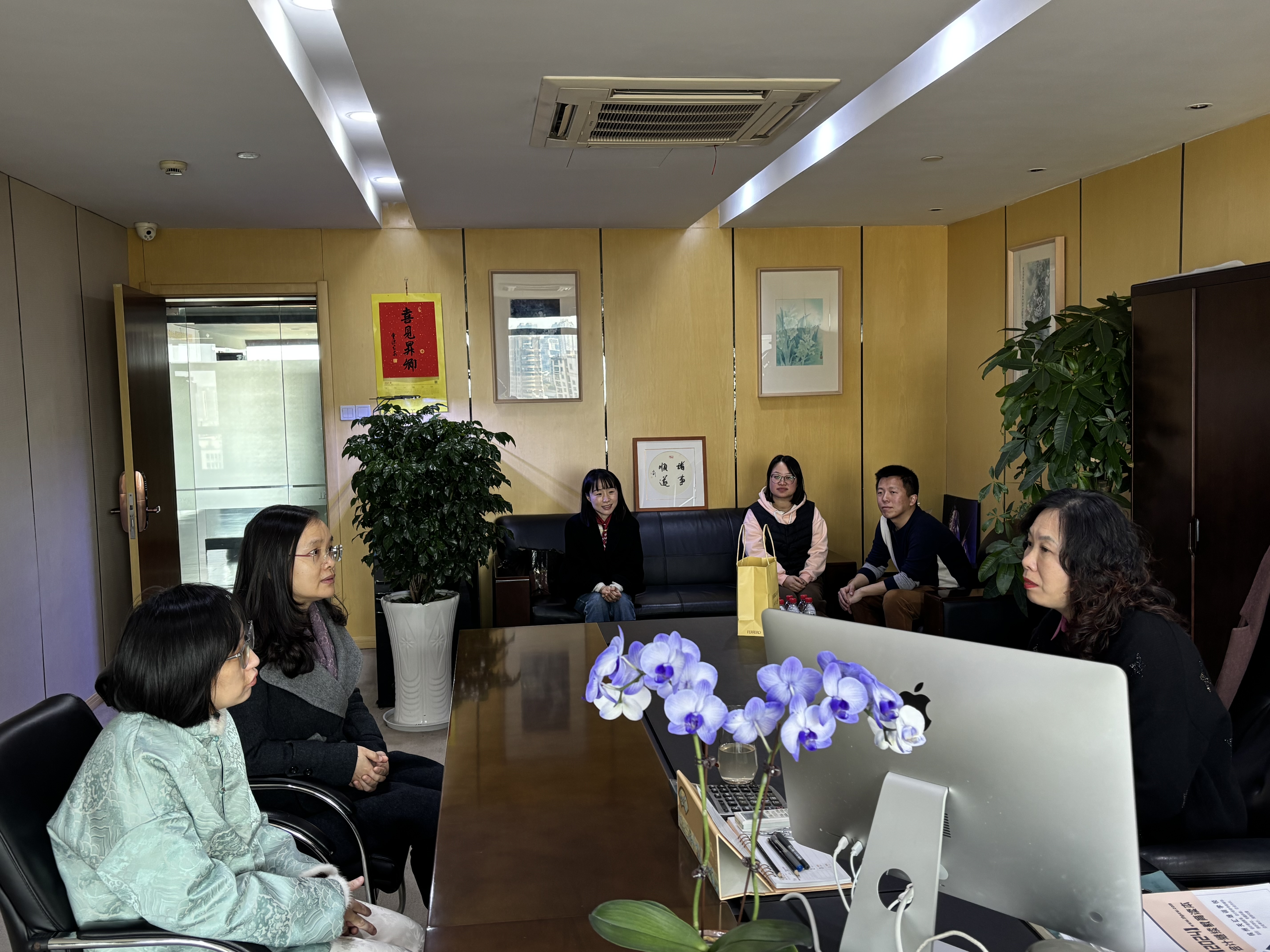 大關(guān)街道黨工委委員王順?lè)甲咴L水晶城開(kāi)展新春慰問(wèn)