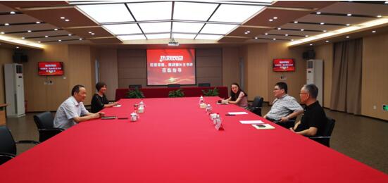 拱墅區(qū)委常委、統(tǒng)戰(zhàn)部長(zhǎng)王書評(píng)蒞臨集團(tuán)指導(dǎo)