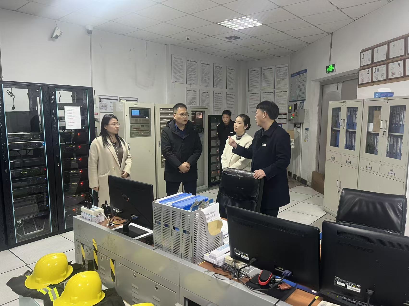 區(qū)商務(wù)局張紅權(quán)領(lǐng)導(dǎo)蒞臨水晶城檢查節(jié)前消防安全